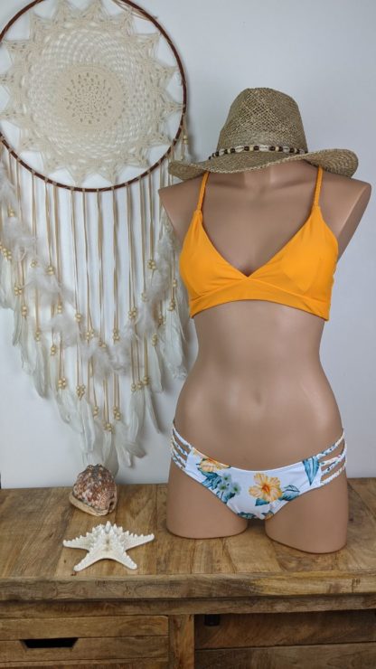 maillot de bain femme deux pièces coupe bikini brésilien femme haut ajustable épaule et tour de dos grace à un lacet bas de maillot de bain tanga blanc fleuri jaune et vert haut orange