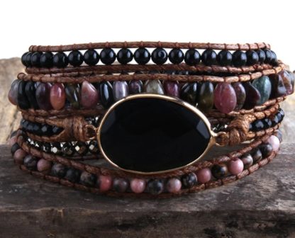 bracelet wrap en pierres naturelles onyx noir et fil en cuir pour la tenue des pierres multi tour ajustable par trois encoches ou un fermoir en métal fleur s'insére pour clore le bracelet