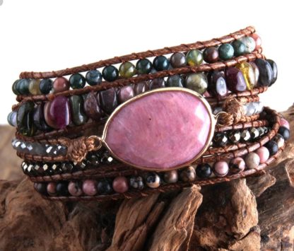 bracelet wrap en pierres naturelles rhodonite multi tour taille ajustable grâce à 3 encoches dans le fil cuir qui se ferme par une fleur en métal argenté bracelet monté sur fil cuir