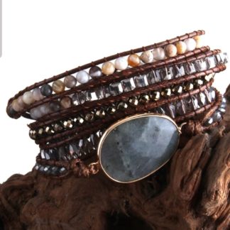 bracelet en pierres naturelles jaspe gris multi tour bracelet wrap lacet cuir trois encoche afin d ajuster le tour de poignet fermoir fleur en métal