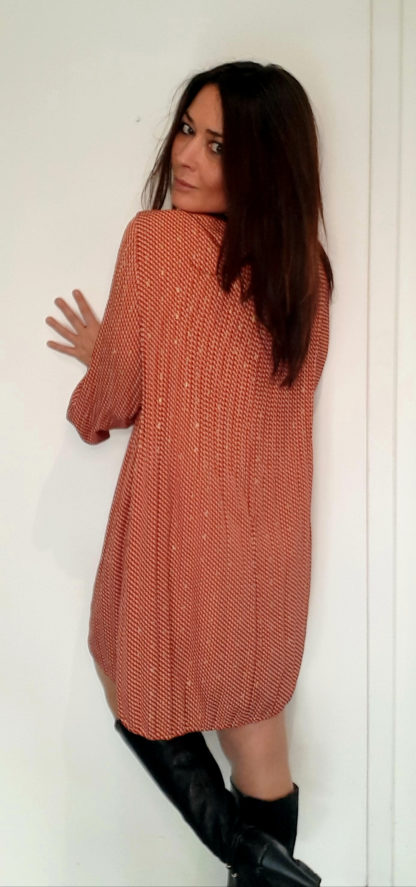 robe hiver chic manches longues robe plissée courte coloris rouge orange motif doré discret dans le tissu et touche beige longueur genoux encolure ronde taille unique du trente huit au quarante quatre