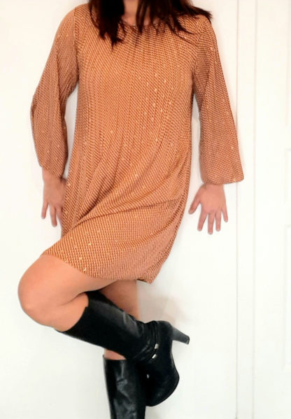 robe hiver chic coupe robe plissée courte coloris orange beige doré manches longues évasées longueur genoux associé à une robe hiver chic totalement doublé taille unique tissu mordoré