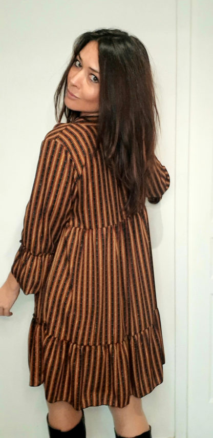 robe courte fluide style blouse bohème manches trois quart coupe oversize encolure v chemise longueur au dessus du genoux coloris marron noir camel