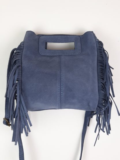 sac à main avec bandoulière ajustable bleu jean de style bohème avec franges , vous le porterez egalement en pochette ou prise main .