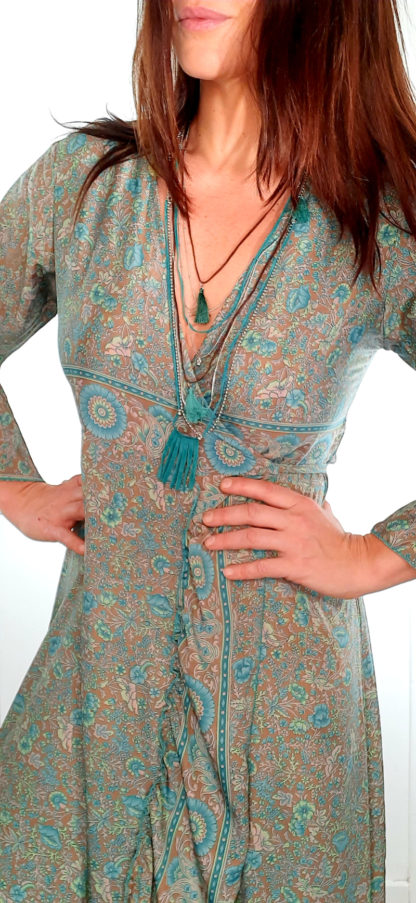 robe longue soie de forme robe longue asymétrique porte feuille encolure v coloris vert manches longues soie indienne taille unique