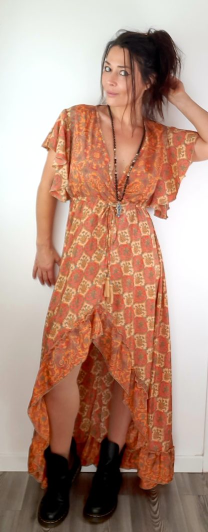 robe longue soie indienne coupe asymétrique resséré sous poitrine manches courtes évasées sur l'épaule lien sous poitrine coloris oranger beige marron ethnique
