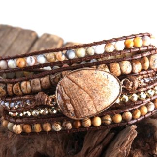 bracelet wrap multi tour en pierres naturelles se ferme à trois longueur différentes pour etre ajusté au poignet coloris dégradé de beige marron camel pierre jaspe