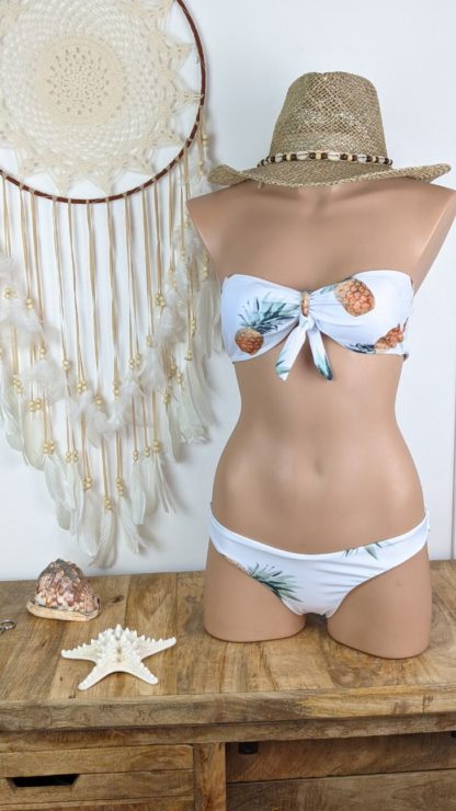 maillot de bain femme bandeau coupe bikini brésilien femme motif ananas sur fond blanc noeud au centre du bandeau coussinet amovible