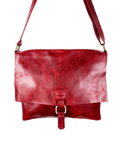 sac à main cuir femme bandoulière vintage de couleur framboise . sac avec rabat idéal pour la viile .