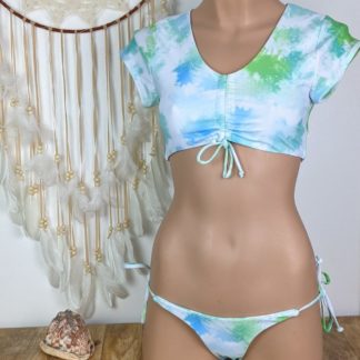 maillot de bain femme 3 pièces avec deux hauts un crop top et un haut de maillot de bain femme triangle coussinet amovible bas coupe bikini brésilien femme ajustable sur les hanches coloris fond blanc bleu vert