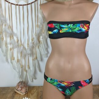 maillot de bain femme deux pièces à la coupe bikini brésilien haut bandeau avec coussinet amovible bas tanga coloris noir fleuri rouge et vert