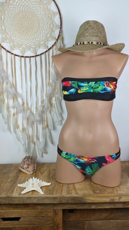 maillot de bain femme deux pièces à la coupe bikini brésilien haut bandeau avec coussinet amovible bas tanga coloris noir fleuri rouge et vert
