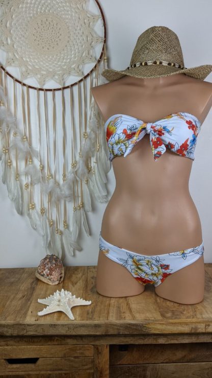maillot de bain femme deux pièces coloris fleuri blanc forme bikini brésilien femme haut forme bandeau avec noeud au centre ajustable bas de maillot de bain tanga assorti coussinet amovible