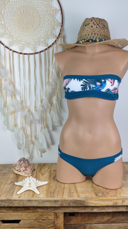 maillot de bain femme deux pièces coupe bikini brésilien femme avec haut bandeau coloris fleuri bleu blanc rose culotte tanga noeud au dos coussinet amovible