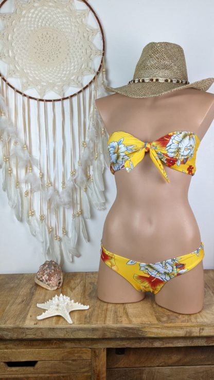 maillot de bain femme bandeau forme bikini brésilien femme fleuri moutarde coupe bandeau coussinet amovible avec noeud au centre bas de maillot tanga existe en trois taille