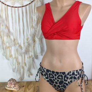 maillot de bain deux pièces haut bikini plage rouge très bon maintien et couvrant coloris rouge bas de maillot avec lacet ajustable sur les hanches coloris léopard culotte gainante