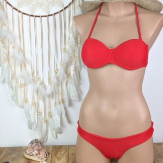 maillot de bain deux pièces femme coloris rouge la coupe est celle d un maillot de bain push up femme le bas du bikini plage est forme tanga