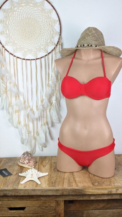 maillot de bain deux pièces femme coloris rouge la coupe est celle d un maillot de bain push up femme le bas du bikini plage est forme tanga