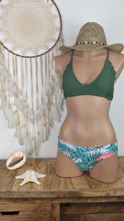 maillot de bain deux pièces femme forme bikini plage haut kaki réglable tour de dos et hauteur d'épaules par une ficelle au dos bas coupe bikini brésilien femme fond blanc feuille verte et flamand rose
