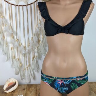 bikini plage coupe maillot de bain femme 2 pièces haut avec volant sur l'épaule noir et bas classique fleuri noir vert rose encolure V