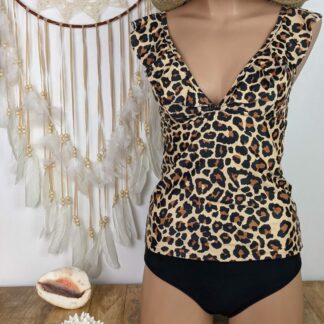 maillot de bain femme tankini deux pièces léopard pour le haut forme tee shirt avec petites manches culotte taille haute noire encolure du haut en V