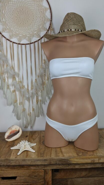 maillot de bain femme bandeau coupe bikini brésilien femme coloris blancdos lacet pour le haut coussinets amovibles bas échancré existe en trois tailles