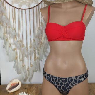 maillot de bain deux pièces femme coupe bikini plage haut forme soutien gorge ou bandeau car bretelles amovibles rembourré bas de maillot coloris léopard et haut rouge