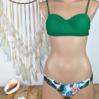 maillot de bain femme 2 pièces bikini plage au haut vert qui se porte classique ou bandeau grâce aux bretelles amovibles bas coupe brésilien fleuri vert et blanc doublé
