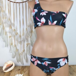 bikini plage maillot de bain deux pièces asymétrique en haut réversible en bas culotte échancrée noeud réglable sur l'épaule noir fleuri