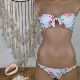 maillot de bain femme deux pièces bandeau à la coupe bikini brésilien femme coloris fond blanc et fleurs rose épars de style bohème noeud ajustable au milieu de la poitrine coussinets amovibles