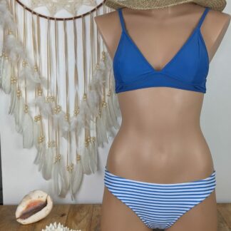maillot de bain femme deux pièces coupe bikini plage avec haut triangle réglable et bon maintien avec coussinets amovibles bleus et bas culotte classique bleu et blanc marin
