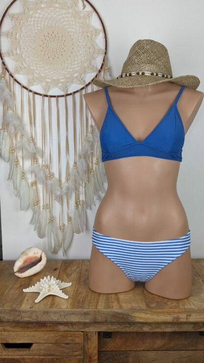 maillot de bain femme deux pièces coupe bikini plage avec haut triangle réglable et bon maintien avec coussinets amovibles bleus et bas culotte classique bleu et blanc marin