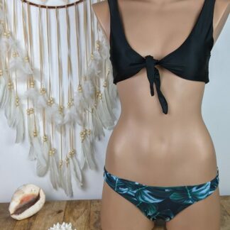 bikini plage maillot de bain femme 2 pièces haut cache coeur qui se règle et noue entre les seins par un noeud ajustable noir culotte échancrée noir avec feuilles noires