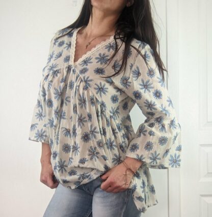 tunique femme de style blouse boheme encolure en v ajuster sous poitrine puis large manches trois quart avec un volant discret coloris beige fleurs bleues taille unique