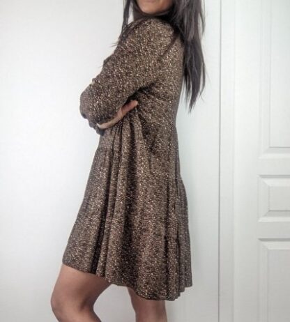 robe courte fluide évasée coloris léopard manches longues peut se porter en tunique coupe oversize taille unique fond noir motif marron manches longues