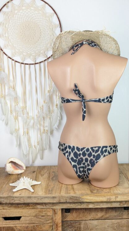 maillot de bain femme deux pièces coupe bikini brésilien femme dos nu réglable au dos par un noeud ajustable coloris léopard culotte tanga existe en trois taille