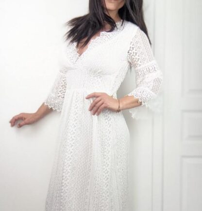 robe longue dentelle femme forme cintrée en haut et évasée sur le bas manches longues avec petit volant au poignet encolure v coloris blanc