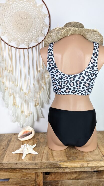 Maillot de bain femme taille haute culotte noir et haut qui se noue au milieu forme brassière léopard fond blanc
