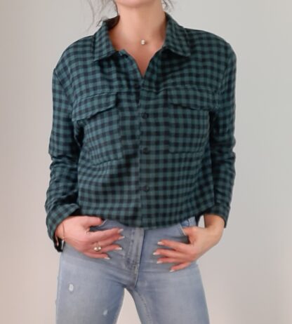 Chemise à carreaux femme taille unique du 34 en oversize au 42 en plus ajusté coloris vert feuille et noir manches longues 2 poches rabats poitrine