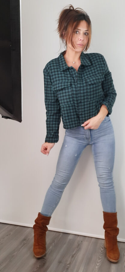 chemise à carreaux femme aux couleurs tendance vert feuille et noir , coupe ajustée ou oversize selon votre morphologie il conviendra du 36 au 42 manches longues deux poches à rabat poitrine