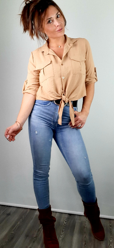 chemise fluide femme de couleur camel sans repassage 100% polyester poche rabat sur poitrine manches retroussables taille unique du 36 au 42