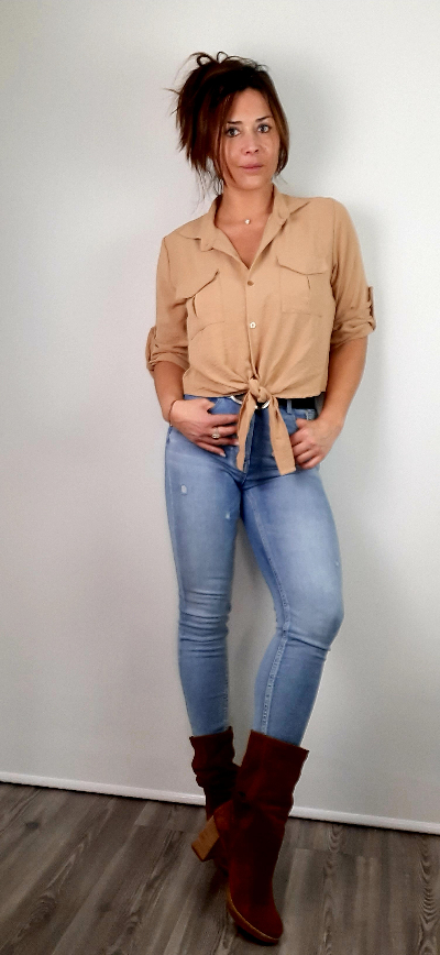 chemise fluide femme de couleur beige taille unique manches retroussables poches à rabat devant sur poitrine noeud sur le bas réglable sans repassage