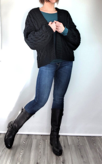 Gilet laine femme oversize de couleur noir c'est une coupe oversize ouverte en grosse maille torsadée