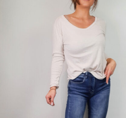 tee shirt manches longues pour femme de couleur beige encolure en v coupe loose 100 % coton taille unique intemporel