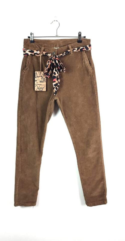 Pantalon cotelé femme coloris camel poches chino au dos et deux poches sur les hanches devant ceinture en tissu léopard avec touche orangr