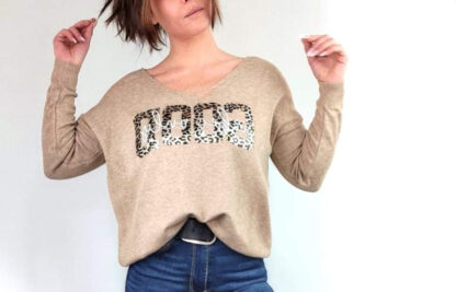pull col v femme beige logo léopard central only good vibes manches longues coupe oversize