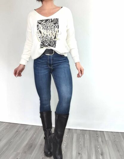 pull oversize femme lovely léopard en logo coloris blanc manches longues col v