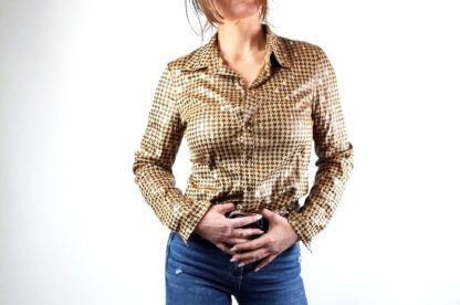 chemise cintrée femme de la gamme chemise sans repassage coupe ajustée manches longues boutons au poignet et devant encolure v avec col coloris fond camel motif noir et doré existe en trois tailles