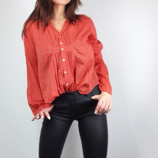 chemise femme oversize en cent pour cent coton indien manches longues coupe blouse boutonnée coloris orange tissu resséré sur le devant et au dos comme une fronce