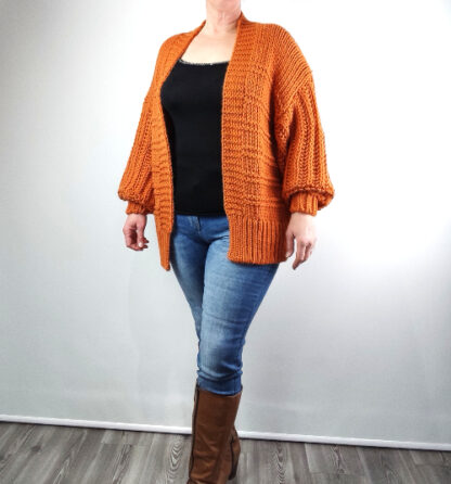 gilet laine femme grosse maille à la coupe oversize manches chauve souris bouffantes au poignet coloris orange se porte ouvert taille unique